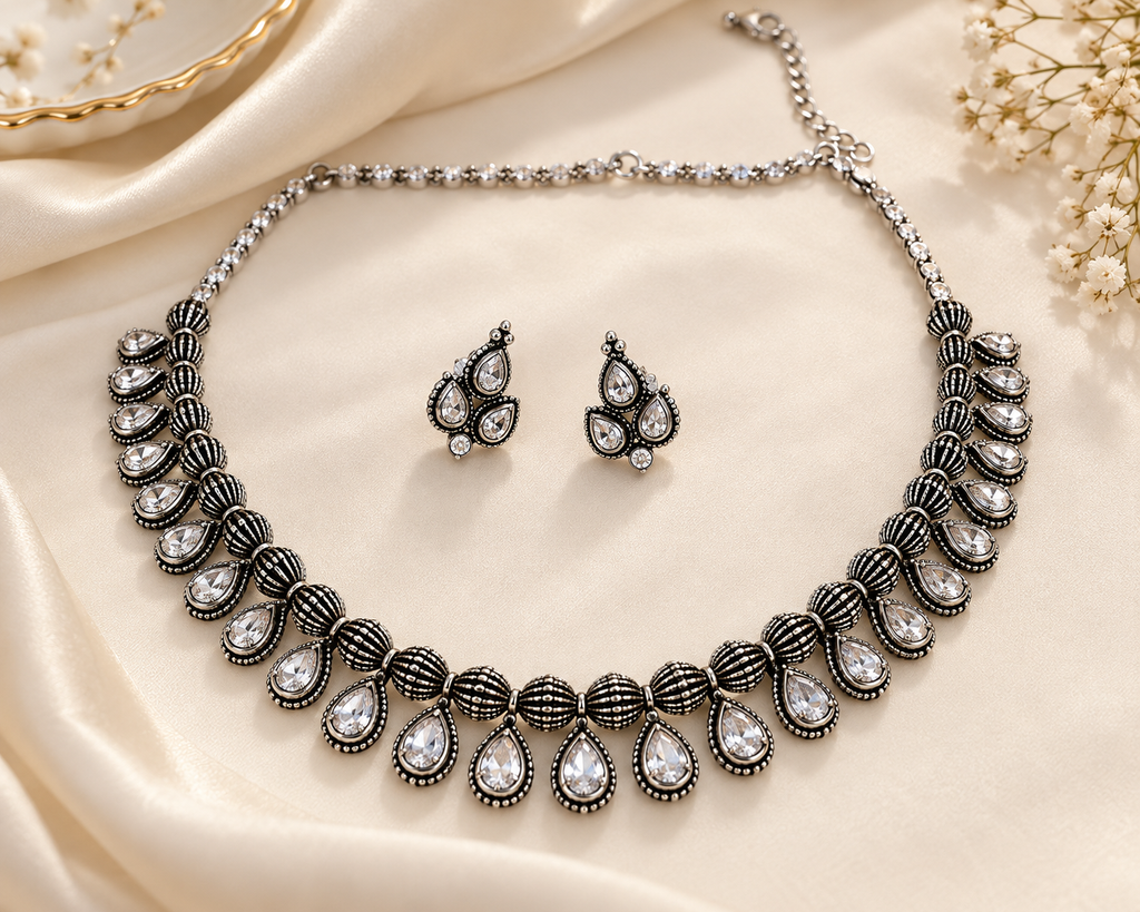 Noor Teardrop Necklace Set